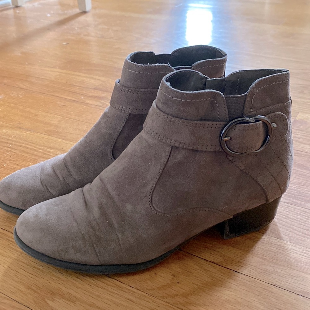 UNISA BEIGE ANKLE BOOTIE 8 1/2 Women’s
